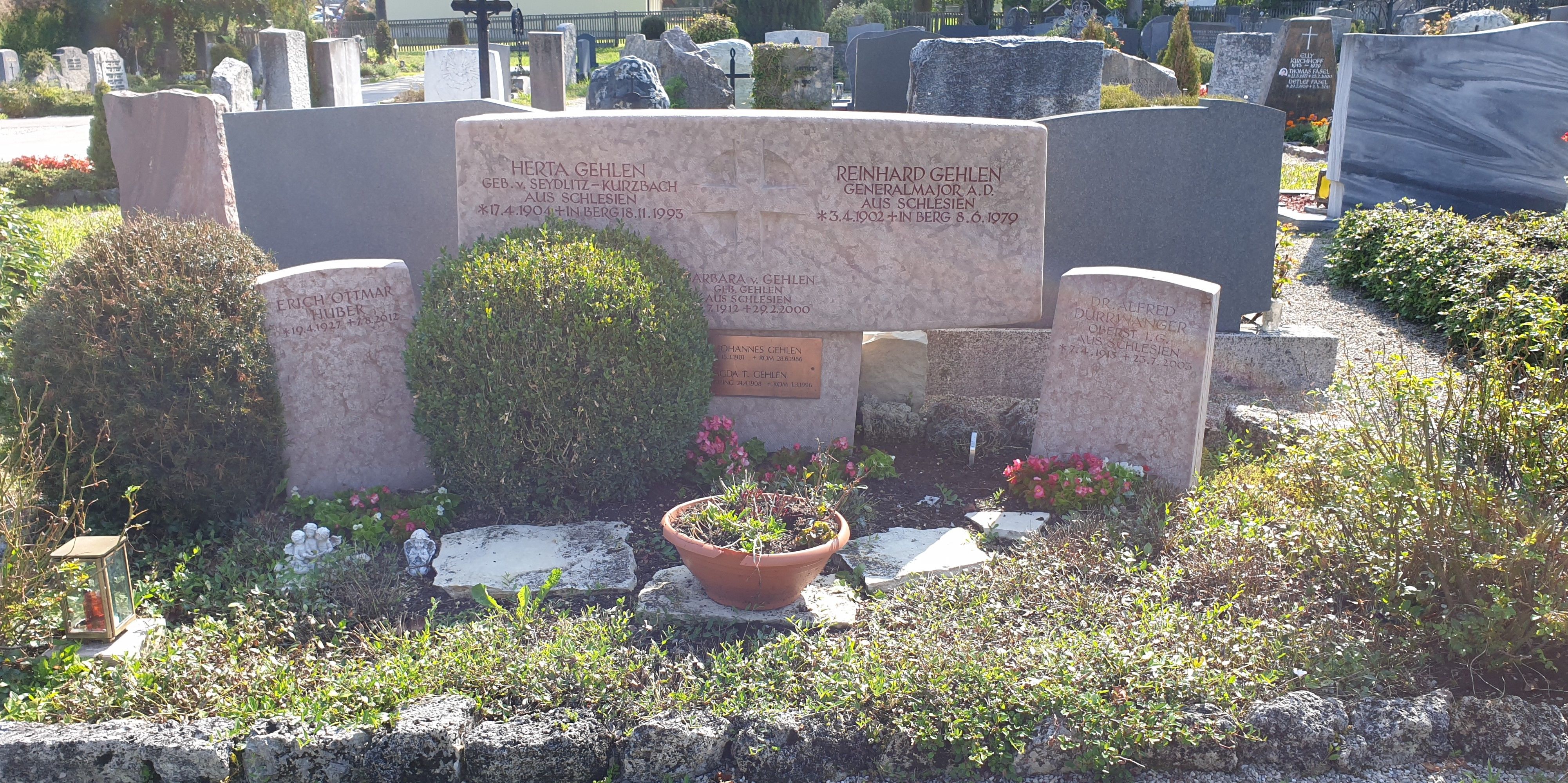 Grabstätte von Reinhard Gehlen auf dem Friedhof Aufkirchen