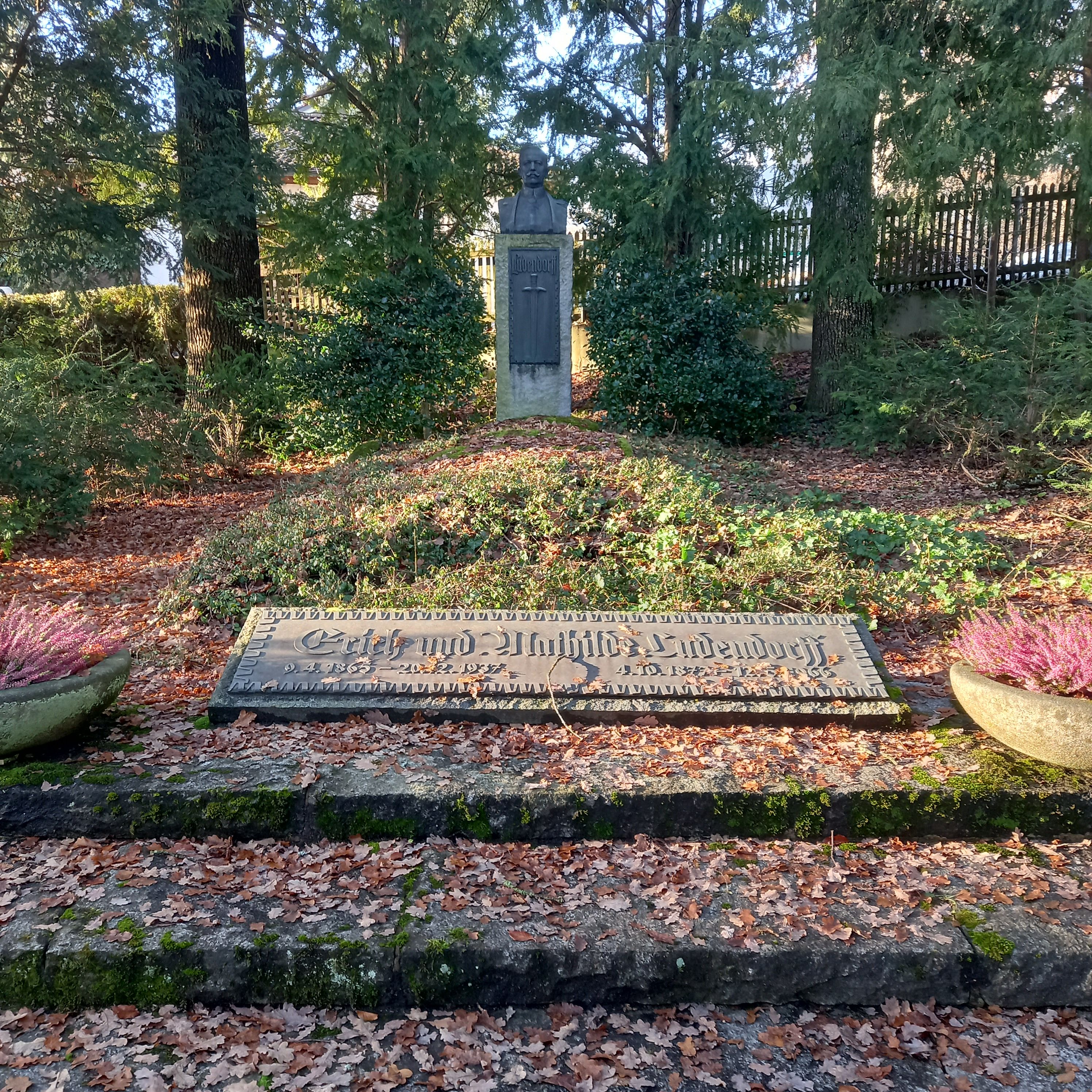 Grabstätte von Erich und Mathilde Ludendorff auf dem Neuen Friedhof Tutzing